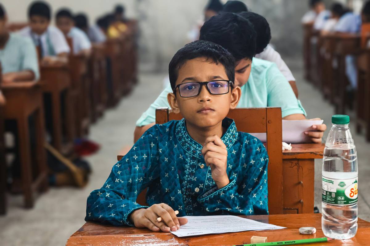 Student analyzing LSAT logical reasoning passage during llm reasoning prep session